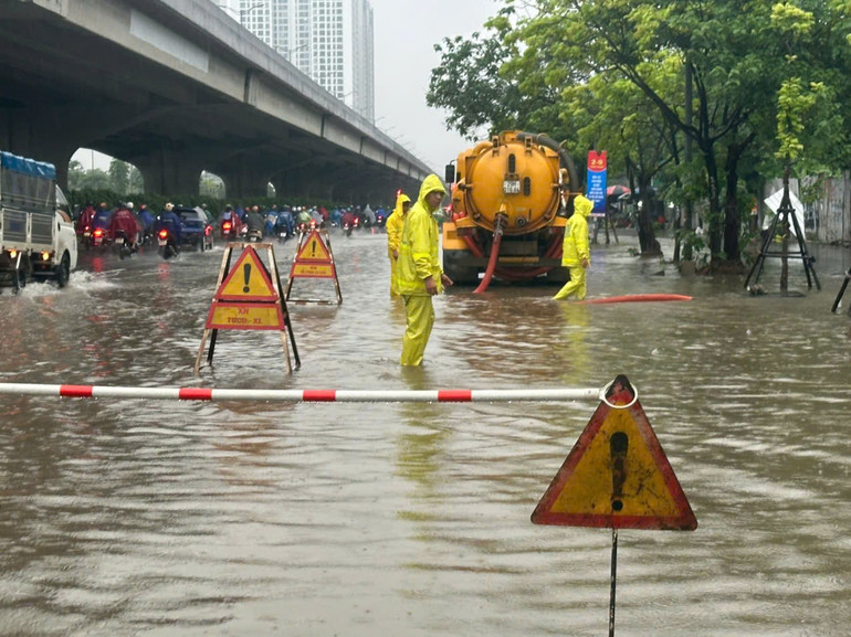 Xí nghiệp Thi công cơ giới trực thoát nước trên đường Nguyễn Xiển. nguyen-xien.jpg