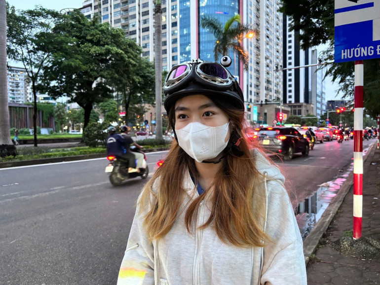 Chị Chu Hiểu Tuyết (Nam Từ Liêm, Hà Nội) cảm thấy an tâm hơn mỗi khi tham gia giao thông. (Ảnh: HOÀI AN)