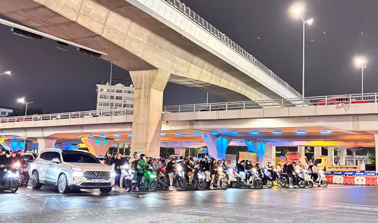 Ngã tư Phạm Văn Đồng-Xuân Thủy giờ cao điểm, người dân ý thức hơn trong việc chấp hành hiệu lệnh giao thông.