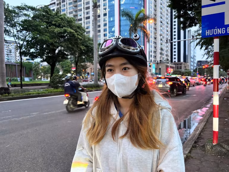 Chị Chu Hiểu Tuyết (Nam Từ Liêm, Hà Nội) cảm thấy an tâm hơn mỗi khi tham gia giao thông. (Ảnh: HOÀI AN)