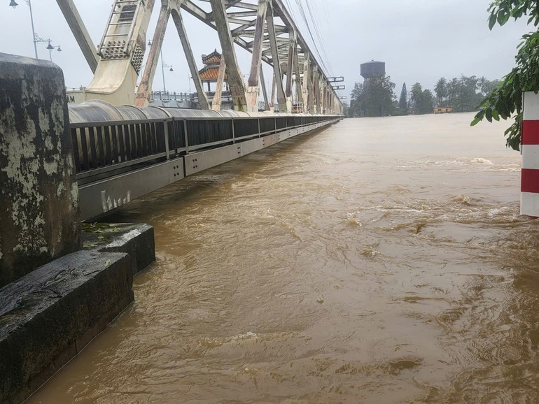 Nước đang lên và đã chạm đáy dầm cầu Bạch Hổ, Dã Viên. ce7391994a04c75a9e154.jpg