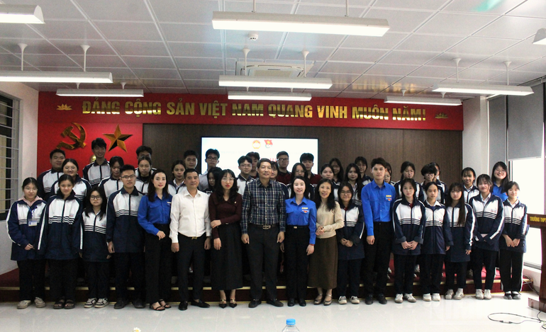 Trường Trung học phổ thông Ngọc Hồi phối hợp Ủy ban MTTQ Việt Nam và Đoàn Thanh niên xã Thanh Trì tổ chức công tác tuyên truyền về bầu cử tới các em học sinh.