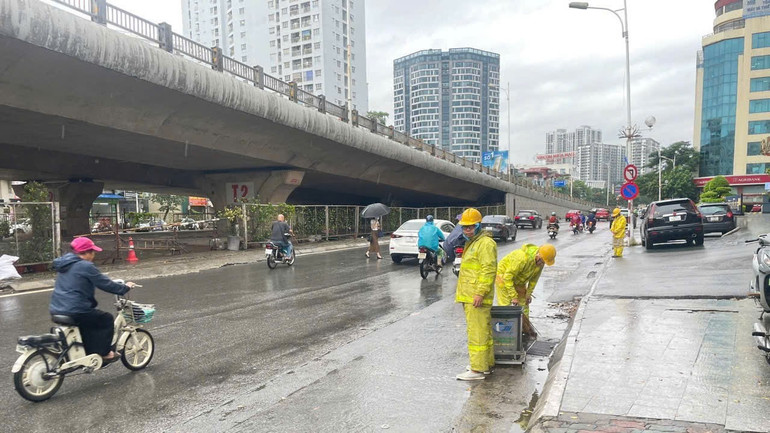Xí nghiệp Thoát nước số 3 ứng trực tại chân cầu Vĩnh Tuy. b1b5496f4dbfc7e19eae.jpg