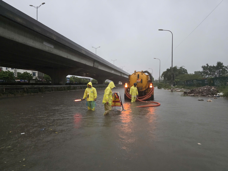 Xí nghiệp Thi công cơ giới trực tại đường Nguyễn Xiển. 521da1f30343891dd052.jpg