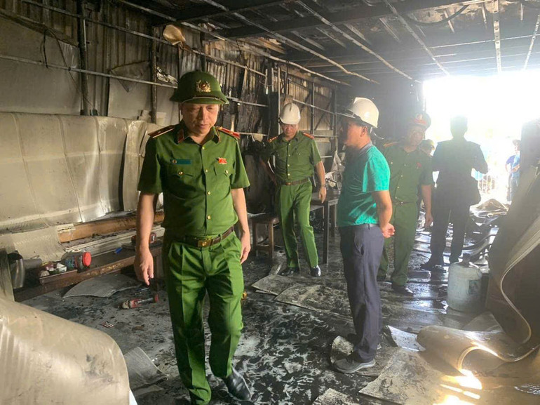 Thiếu tướng Nguyễn Hồng Ky, Phó Giám đốc Công an thành phố Hà Nội, trực tiếp chỉ đạo tại hiện trường. 90f0e99becdc66823fcd.jpg