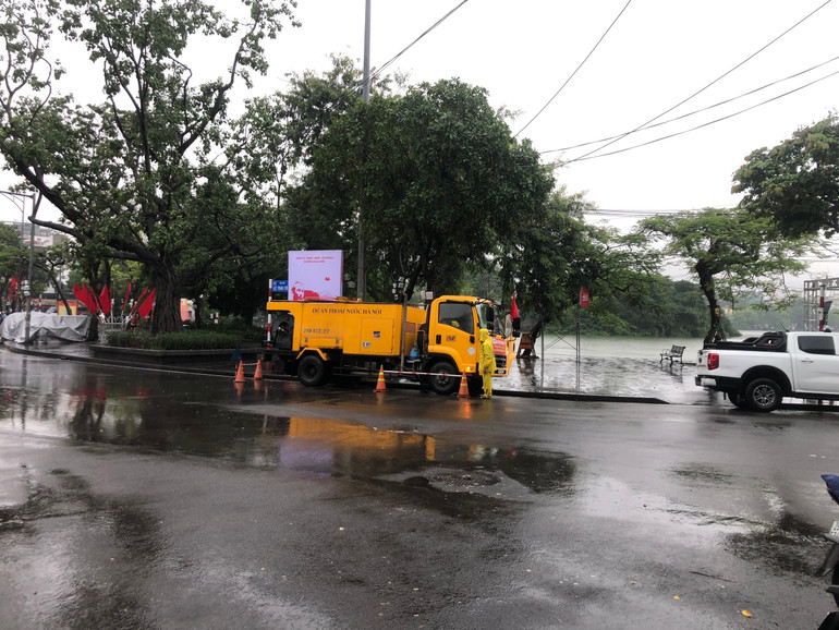Xí nghiệp Thi công cơ giới triển khai phương tiện ứng trực tại phố Đinh Tiên Hoàng. ac554898fadc718228cd.jpg