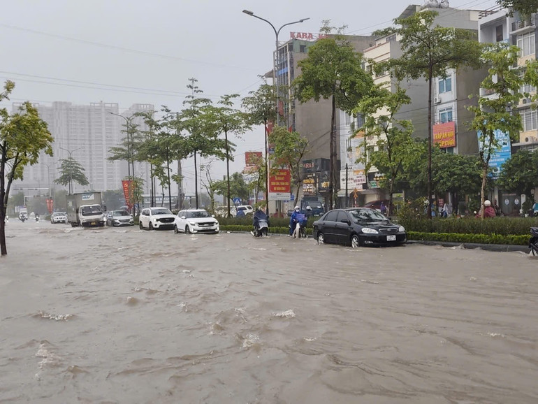 Ghi nhận tại quốc lộ 32 đoạn đi Trạm Trôi, xã Hoài Đức, có nhiều đoạn đường ngập sâu khiến việc đi lại của người dân gặp nhiều khó khăn. troi.jpg