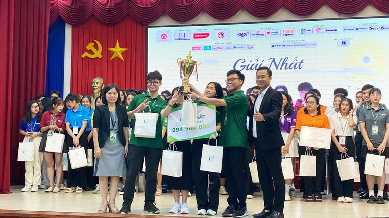 Đội thi WIN4SURE đến từ Trường đại học Quốc tế, Đại học Quốc gia Thành phố Hồ Chí Minh giành giải Nhất tại Cuộc thi Tài năng trẻ logistics Việt Nam 2023. (Nguồn: Tạp chí Công thương) khoi-dong-cuoc-thi-tai-nang-tre-logistics-viet-nam-lan-thu-7-66b71f982753a.jpg