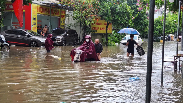 Mưa to đêm 25/6, sáng 26/8 khiến nhiều nơi trên địa bàn thành phố Hà Nội ngập, úng cục bộ. mua-1.jpg