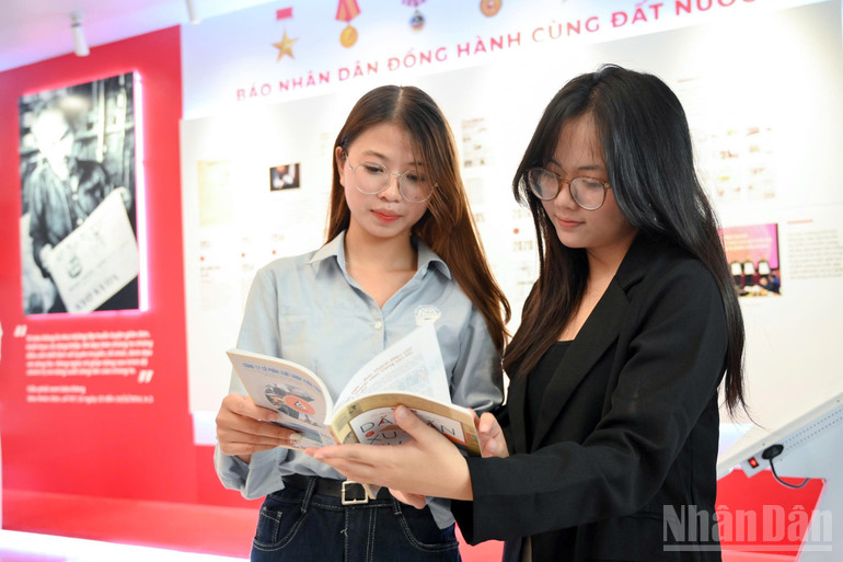 “Dấu ấn và xu hướng” là một tài liệu học tập quý báu đối với Hồng Ngọc. (Ảnh: THẾ ĐẠI) ndo_br_hong-ngoc.jpg
