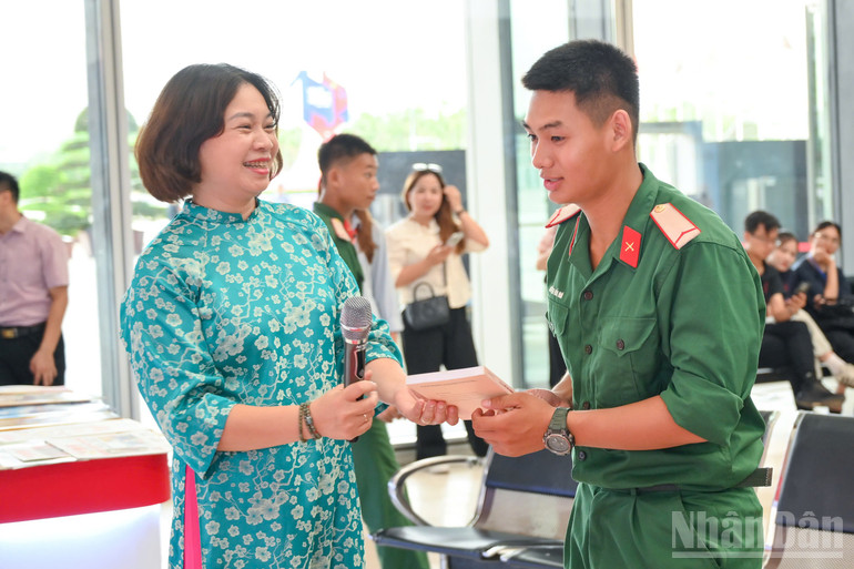 Binh nhì Nguyễn Hải Hà xúc động chia sẻ cảm xúc về cuốn sách. ndo_br_binh-nhi.jpg