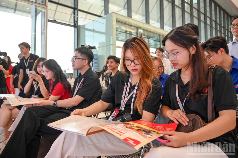 Những ấn phẩm đặc biệt của Báo Nhân Dân thời gian qua có một sức hút kỳ lạ với các bạn trẻ. ndo_br_doc-bao.jpg