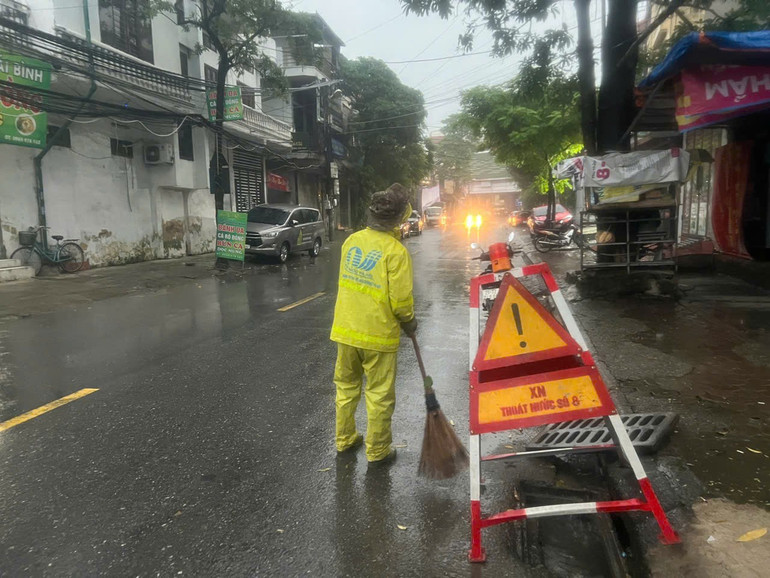 Xí nghiệp Thoát nước số 8 ứng trực trên đường Quyết Thắng. 8deaeb0f7809f557ac18.jpg