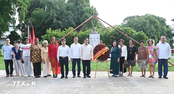 Phó Trưởng Ban Tuyên giáo và Dân vận Trung ương Phan Xuân Thủy và đoàn dâng hoa trước Tượng Chủ tịch Hồ Chí Minh tại công viên mang tên Người ở Thủ đô La Habana (Cuba). (Ảnh: TTXVN) Phó Trưởng Ban Tuyên giáo và Dân vận Trung ương Phan Xuân Thủy và đoàn dâng hoa trước Tượng Chủ tịch Hồ Chí Minh tại công viên mang tên Người ở Thủ đô La Habana (Cuba). (Ảnh: TTXVN)
