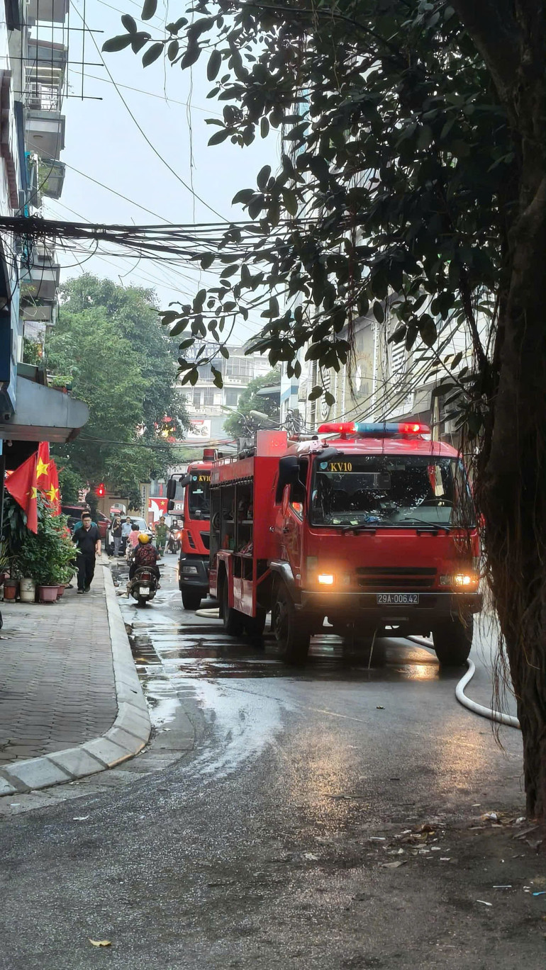 Lực lượng chức năng tiếp cận hiện trường, nhanh chóng triển khai chữa cháy, cứu nạn, cứu hộ. 72039839865491618.jpg