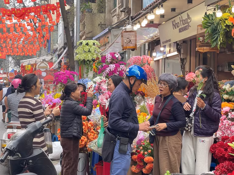 Người dân rộn ràng mua sắm hoa Tết trên khu vực phố cổ. (Ảnh: Trang Nhung)