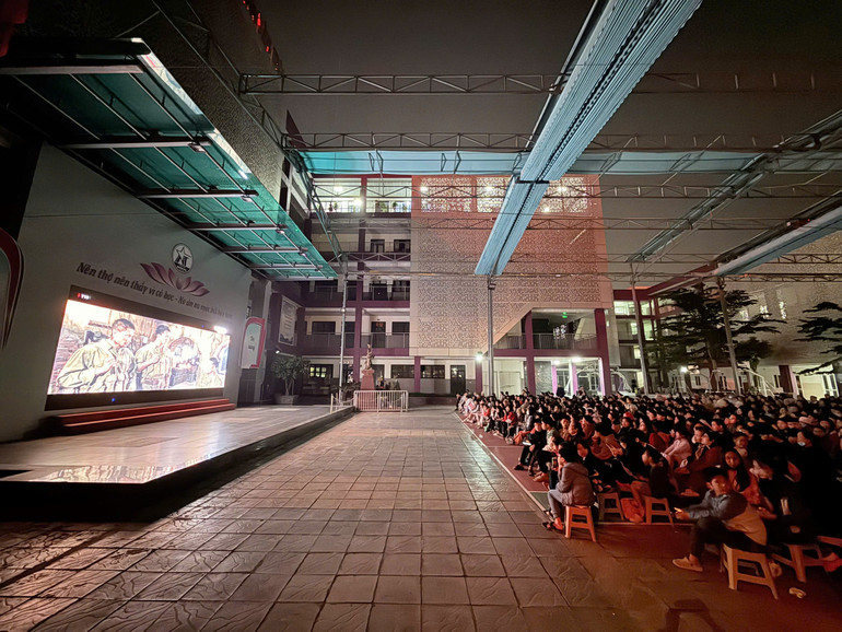 Các em học sinh Trường trung học cơ sở Nguyễn Trãi chăm chú theo dõi bộ phim.