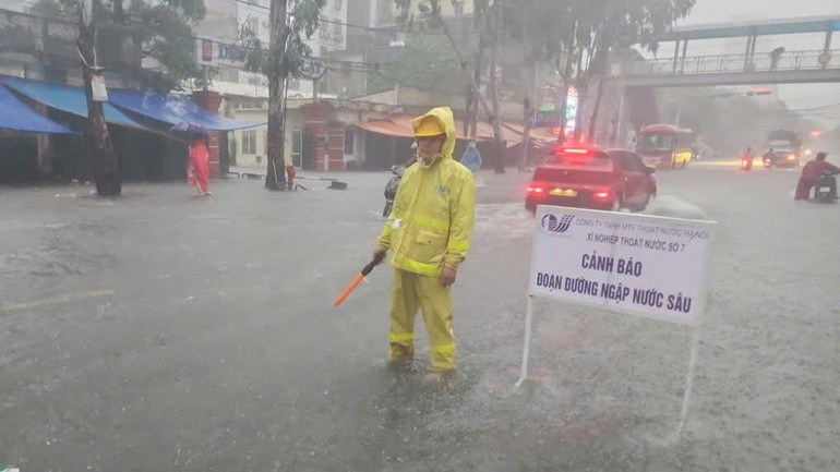 Xí nghiệp Thoát nước số 7 ứng trực tại Cầu Bươu-Phạm Tu. 869d73d413679939c076.jpg