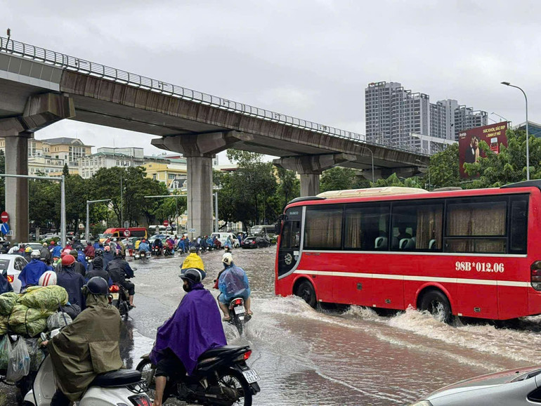 Nhiều tuyến đường bị ùn tắc do mưa lớn. giao-thong.jpg
