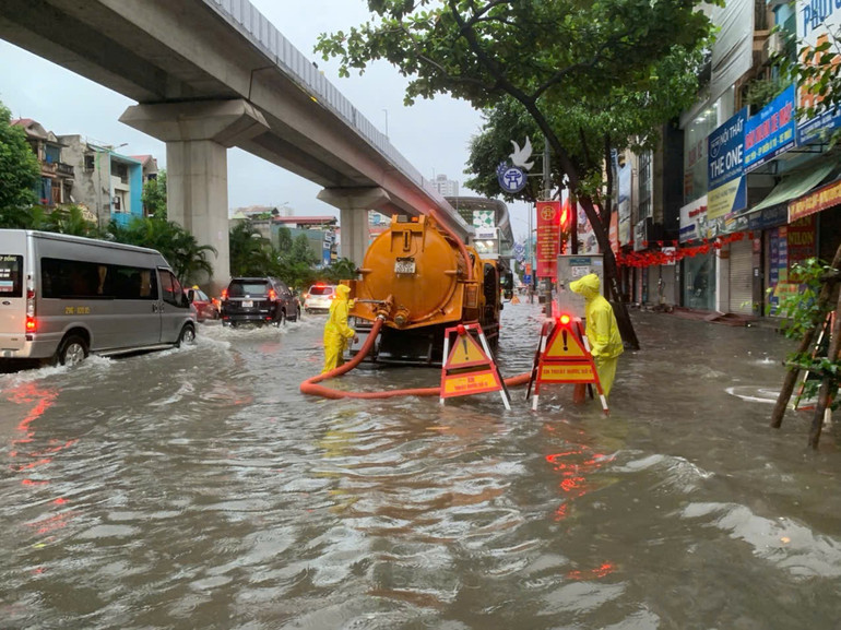 Công ty trên địa bàn Trách nhiệm hữu hạn Một thành viên thoát nước Hà Nội tổ chức ứng trực tại phố Quyết Thắng (ngã ba giao Quốc lộ 6). quoc-lo-6.jpg