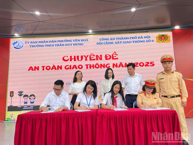 Đại diện Đội Cảnh sát giao thông số 6, Ban giám hiệu trường Trần Duy Hưng, phụ huynh và học sinh cùng ký cam kết thực hiện nghiêm túc các quy định về trật tự an toàn giao thông. ndo_br_dai-dien-4-ben-ky-cam-ket-dam-bao-atgt-nam-hoc-2025-2026.jpg