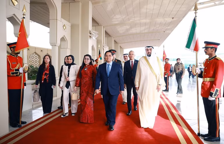vna-potal-thu-tuong-va-phu-nhan-bat-dau-chuyen-tham-chinh-thuc-kuwait-8411487.jpg