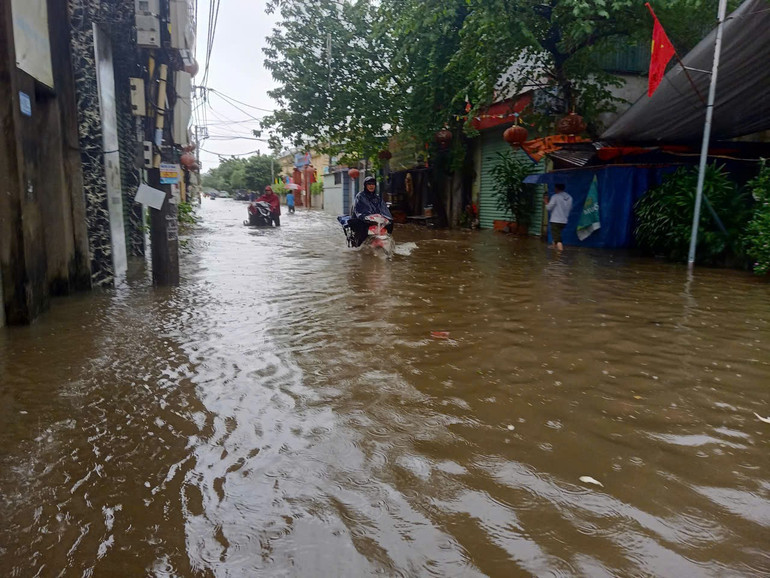 Ngập tại phường Phú Lương do lượng mưa lớn 164,4mmm. (Ảnh: LÊ ĐỨC) 7ef211f1f6427c1c2553.jpg