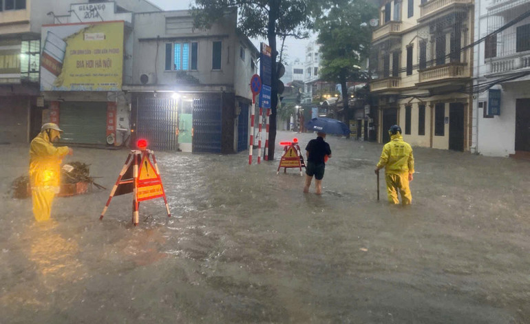 Xí nghiệp Thoát nước số 8 ứng trực tại phố Quyết Thắng. c0bafea7a6142c4a7505.jpg