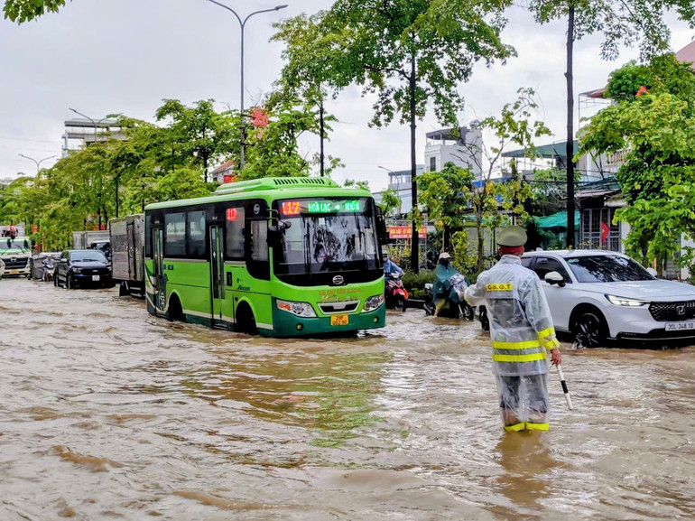 Lực lượng cảnh sát giao thông xuất hiện tại nhiều điểm ngập, úng để bảo đảm giao thông. sang-som-di-vieng.jpg