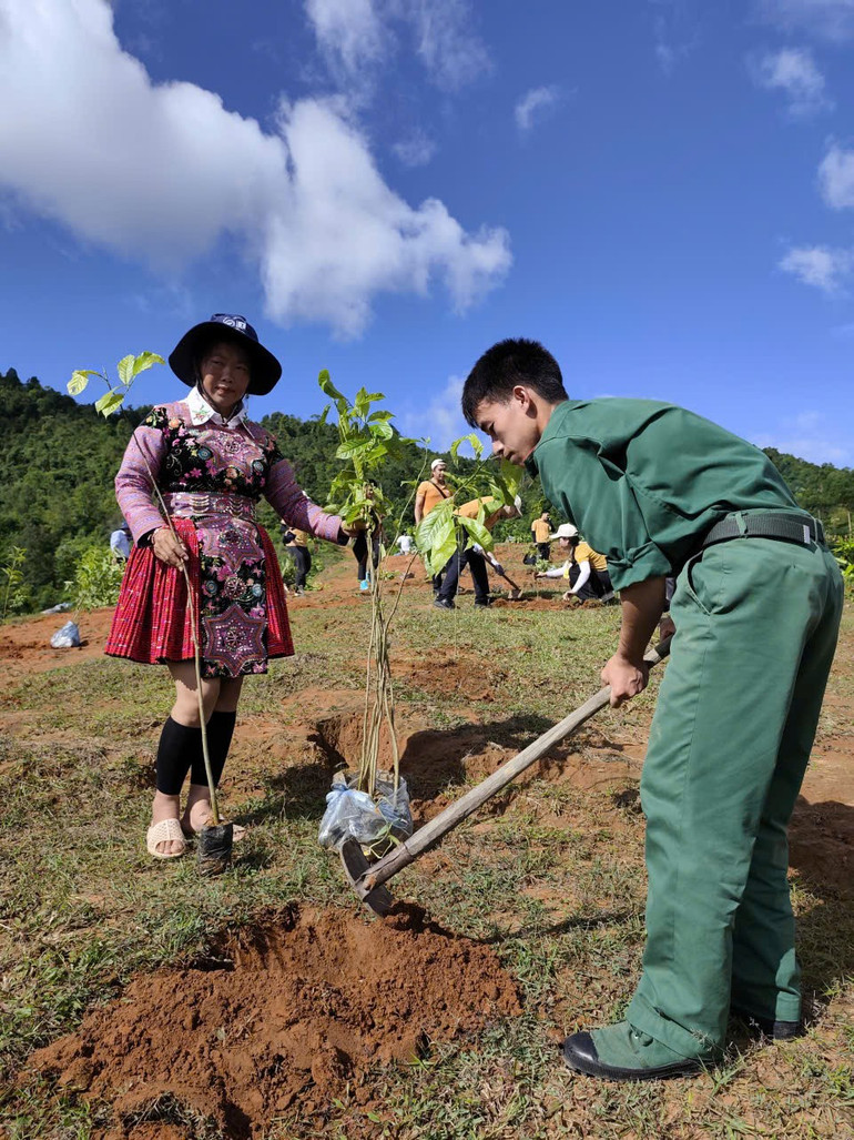 Sự đồng hành giữa người dân và chính quyền là yếu tố quan trọng đóng góp vào thành công của công tác bảo vệ và phục hồi rừng. dong-hanh.jpg