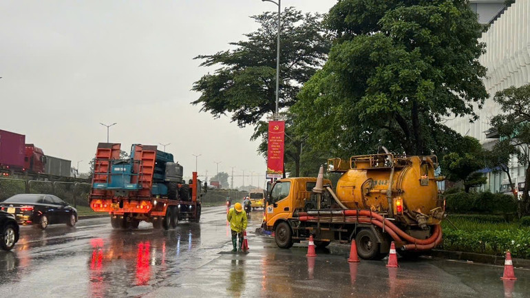 Xí nghiệp Thoát nước số 3 ứng trực tại Đỗ Mười-Gamuda. 56da4e94de9253cc0a83.jpg