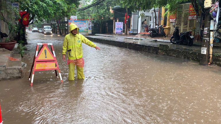 Cán bộ Xí nghiệp thoát nước 4 ứng trực tại điểm úng, ngập trên phố Nguyễn Văn Trỗi f021125a861d0d43540c.jpg