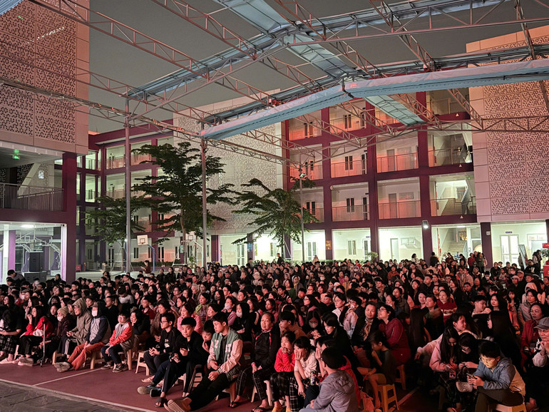 Hơn 400 người dân tập trung cùng xem bộ phim lịch sử về cuộc chiến đấu 81 ngày đêm tại Thành cổ Quảng Trị. (Ảnh: HÀ NHUNG)