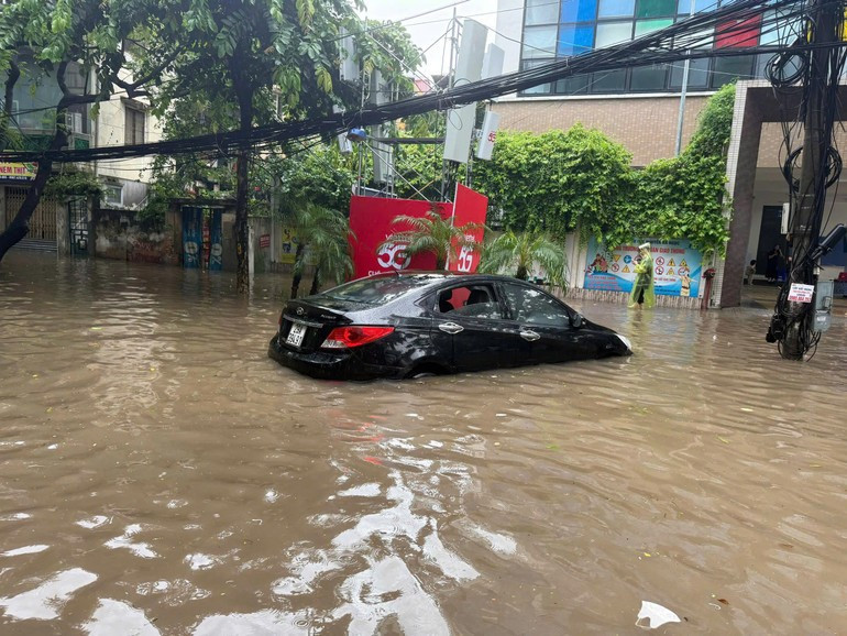 Bão số 5 vừa qua gây mưa lớn ở Thủ đô Hà Nội khiến nhiều phương tiện ngập sâu trong nước. image-4.jpg