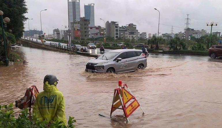 Điểm úng ngập, nước rút chậm tại phường Yên Nghĩa. image-11.jpg