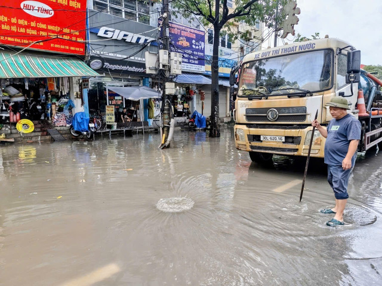 Đơn vị chức năng đang tích cực xử lý các điểm ngập úng trên toàn thành phố. (Ảnh: VĂN THỊNH) image-10.jpg