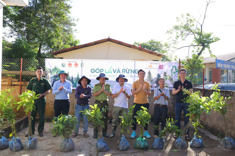 Đại diện lãnh đạo các đơn vị tham gia khai mạc và bàn giao giống cây trồng trong chương trình “Góp lá vá rừng” năm 2025. anh-vo-tay.jpg