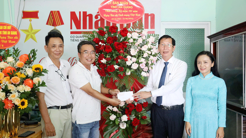 Phó Chủ tịch Ủy ban nhân dân tỉnh An Giang Lê Văn Phước chúc mừng Văn phòng đại diện Báo Nhân Dân tại An Giang, nhân kỷ niệm 101 năm Ngày Báo chí Cách mạng Việt Nam (21/6/1925-21/6/2026).