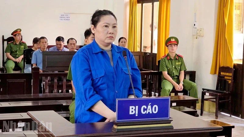 Bị cáo Bùi Thị Kim Thảo nghe tòa tuyên án. (Ảnh: VĂN VŨ)