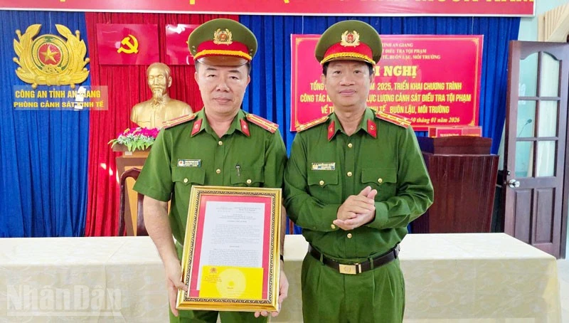 An Giang khen thưởng đột xuất đơn vị triệt phá đường dây sản xuất cà phê giả