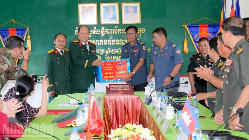 Đoàn An Giang thăm, chúc Tết lực lượng biên giới Việt Nam - Campuchia