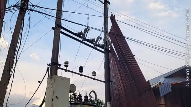 Mái tôn bị gió lốc cuốn bay vào khu vực trạm biến áp, gây hư hỏng thiết bị tại xã Thượng Bằng La.