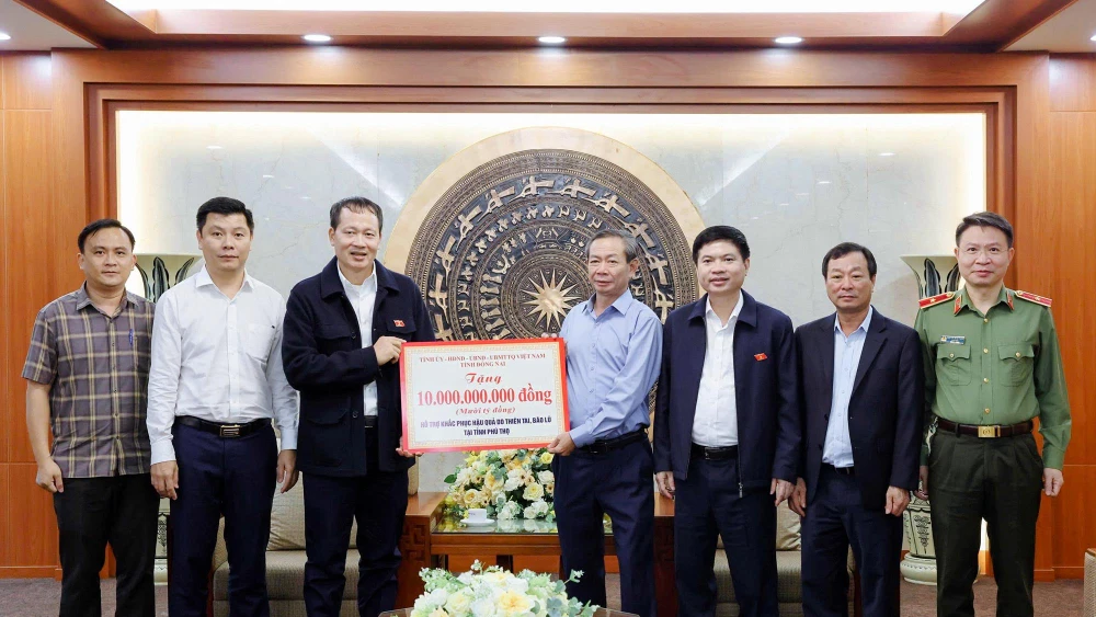 Bí thư Tỉnh ủy, Trưởng đoàn Đại biểu Quốc hội tỉnh Đồng Nai trao 10 tỷ đồng hỗ trợ tỉnh Phú Thọ khắc phục hậu quả thiên tai.