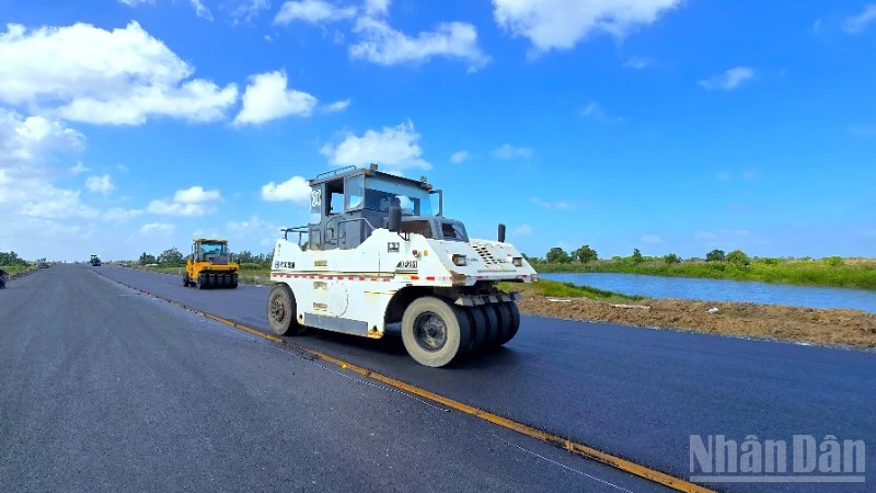 Cao tốc Cần Thơ-Cà Mau giai đoạn về đích vào những ngày giữa tháng 12/2025.