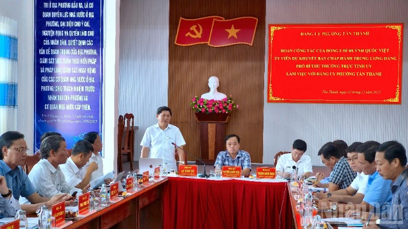 Đoàn công tác của Thường trực Tỉnh ủy Cà Mau làm việc với Đảng ủy phường Tân Thành vào chiều 2/12.