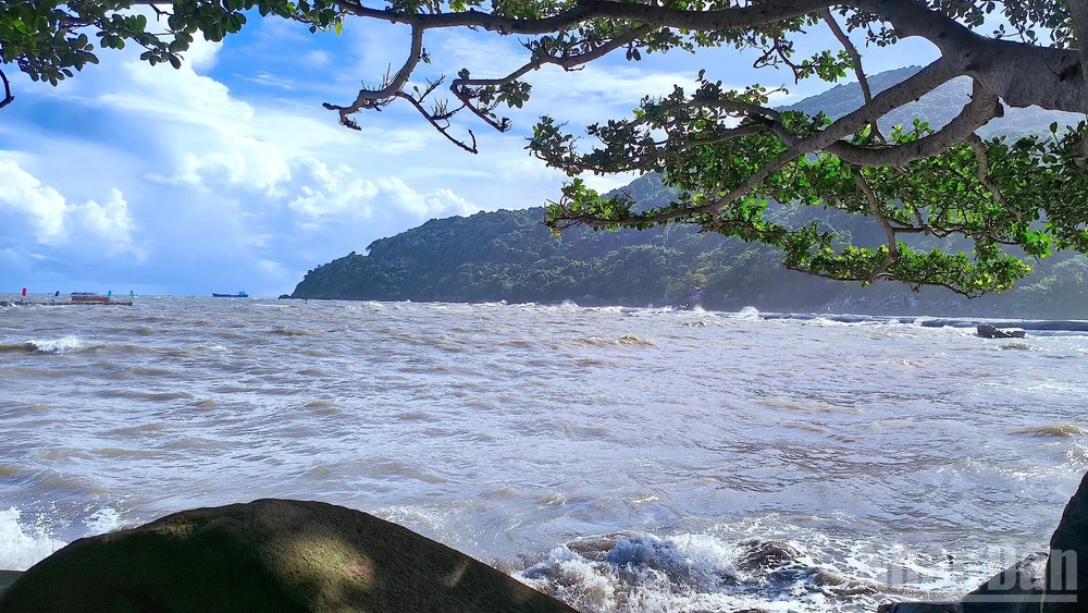 Một góc Hòn Khoai giữa trùng khơi bao la.