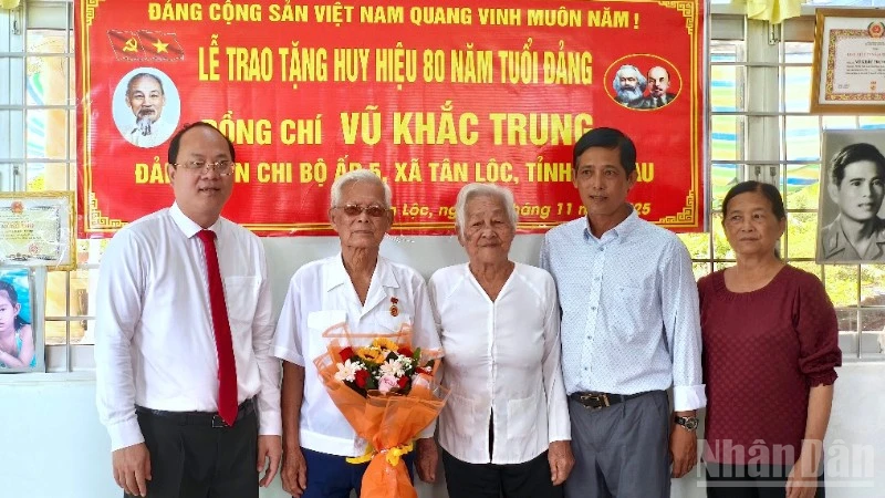 Bí thư Tỉnh ủy Cà Mau Nguyễn Hồ Hải (bìa trái) chụp hình lưu niệm cùng gia đình đảng viên cao niên Vũ Khắc Trung.