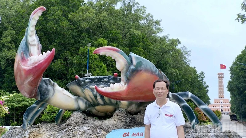 Biểu tượng Cua Cà Mau nằm trang trọng trong khu du lịch Mũi Cà Mau, thuộc xã Đất Mũi, tỉnh Cà Mau.