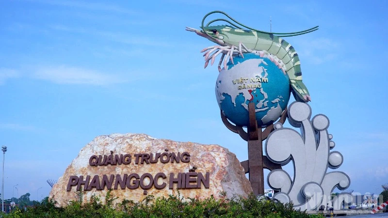 Công trình biểu tượng con tôm Cà Mau tại Quảng trường Phan Ngọc Hiển hoàn thành đúng tiến độ trước ngày diễn ra Đại hội Đảng bộ tỉnh Cà Mau nhiệm kỳ 2025-2030. 