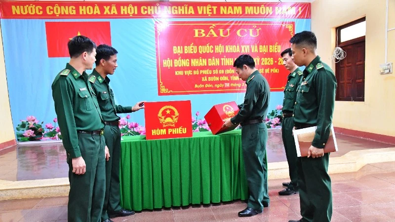 Đoàn công tác của Ban Chỉ huy Bộ đội Biên phòng tỉnh Đắk Lắk kiểm tra công tác chuẩn bị bầu cử sớm tại Đồn Biên phòng Sêrêpốk. 